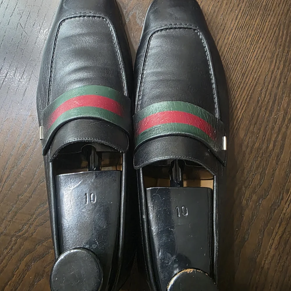 Gucci Black Leather Loafers with Green and Red Stripe - Picture 1 of 6